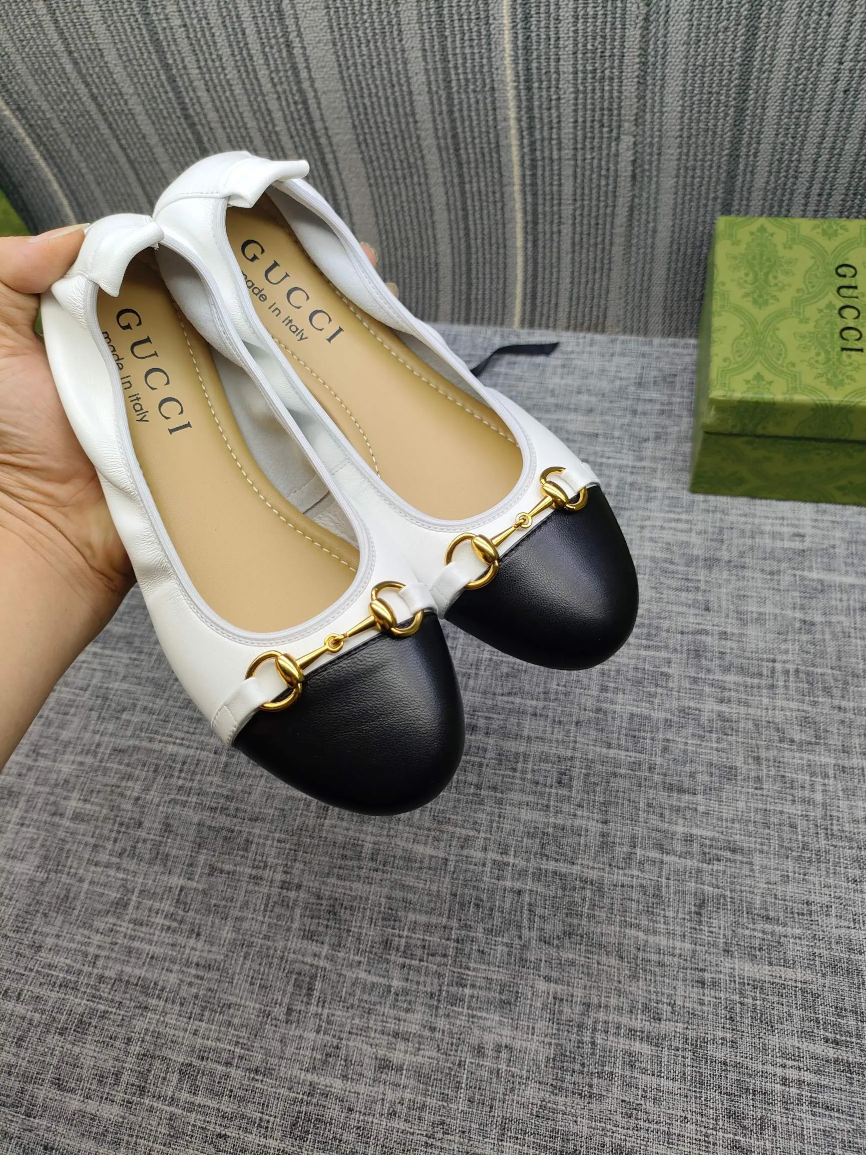 👟👟Ex-factory price 320👟👟 GUCCI's latest horsebit women's flat ballet shoes and egg roll shoes are super comfortable. The fabric is made of imported top-grade soft sheepskin. It is very comfortable on the feet and will not rub your feet. You can also roll it up and put it in your bag. It is easy to carry with you. The super soft soles are a must-have item for fairies whether you are going out for business, work, travel, shopping or at home. Fashionable and versatile, it is an indispensable pair of shoes for you. Fabric: Made of imported soft sheepskin Color: 6 colors available Outsole: PPC rubber outsole Size 34-42 (34.41.42 needs to be customized)